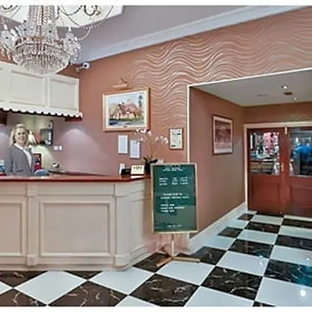 Eviston House 3*