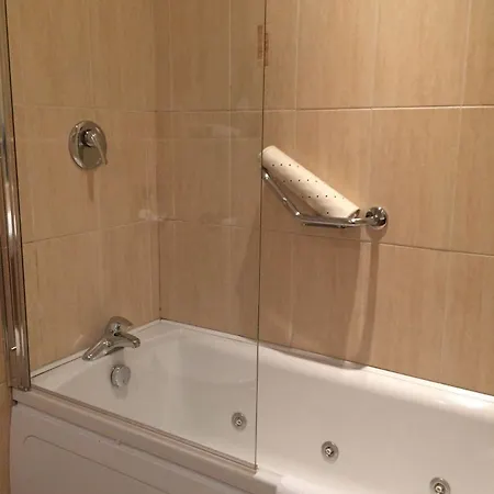 מלון Eviston House 3*